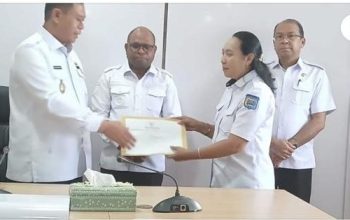 Wali Kota Sorong Serahkan SK Plt Kepala Satpol PP dan Plt Kepala Dinas Perikanan yang Baru