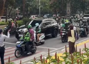 Kala BMW X5 Bikin Macet Kuningan, Pemiliknya Justru Tuai Pujian