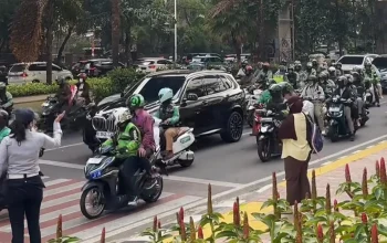 Kala BMW X5 Bikin Macet Kuningan, Pemiliknya Justru Tuai Pujian