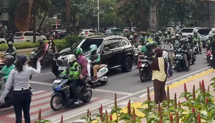 Kala BMW X5 Bikin Macet Kuningan, Pemiliknya Justru Tuai Pujian